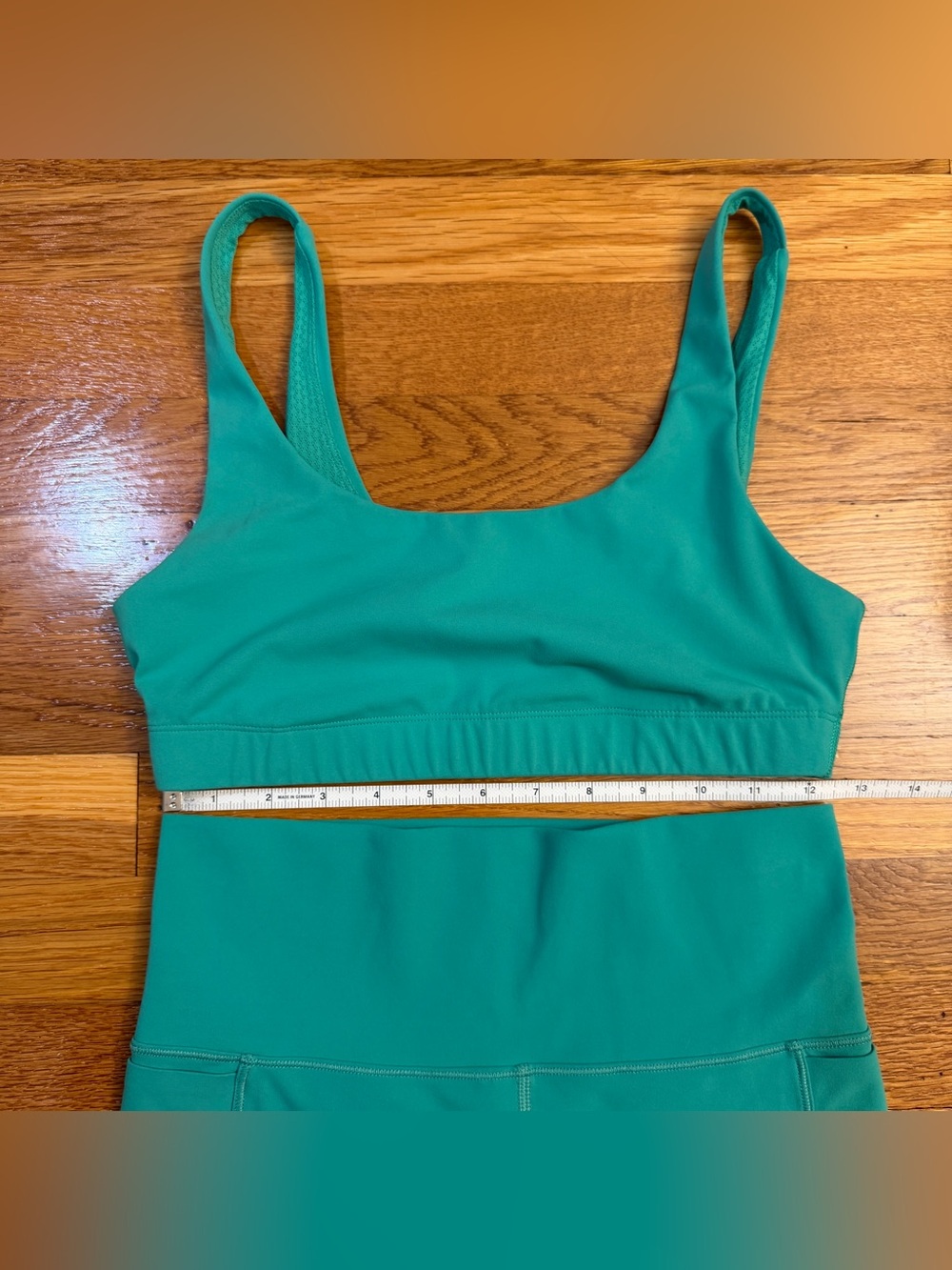 Vuori SET Daily Bra and Studio Pocket Shorts in Bright Green - Size Small - Picture 2 of 6
